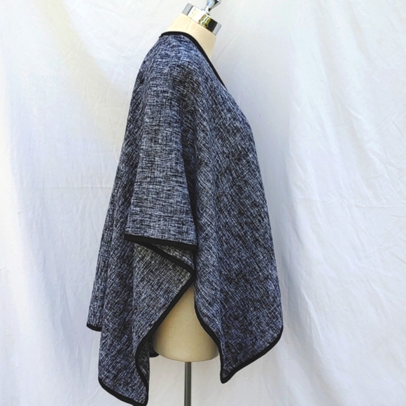 Ladies black and grey wrap with black piping, stylish and warm - Picture 6 of 8